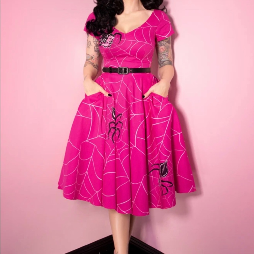 Mean Girls Club Vanity Fair Pinky Spider Swing